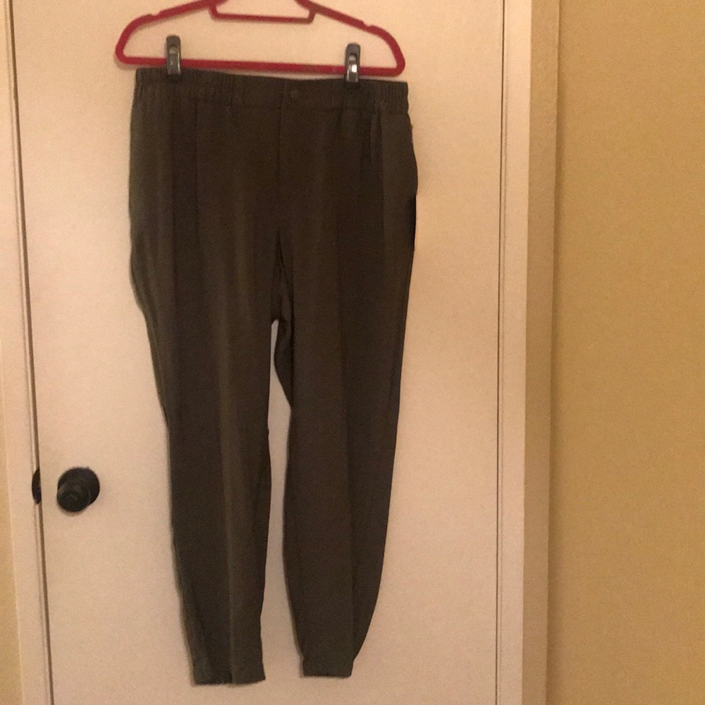 Tapered leg green pant